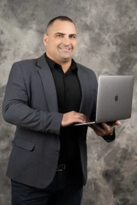 Weboldal készítés Debrecen - Weboldal készítéssel foglalkozó debreceni szakember laptop előtt, profi arculattal.