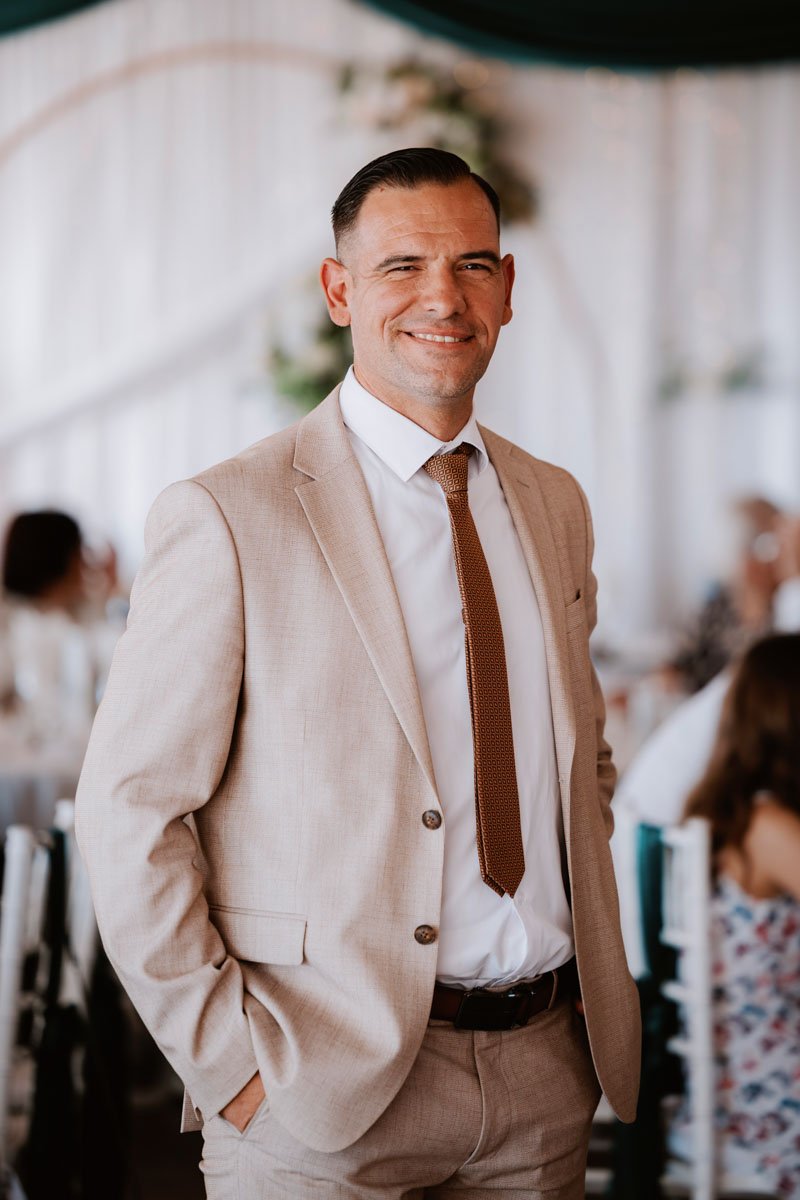 Tóth Norbert ceremóniamester elegáns öltönyben esküvői helyszínen